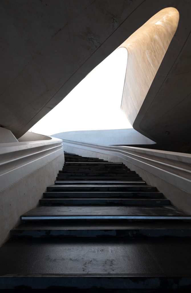 architecture-moderne-et-escalier-vide-pour-un-espace-ouvert-lumineux.jpg